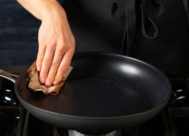 season a Scanpan pan